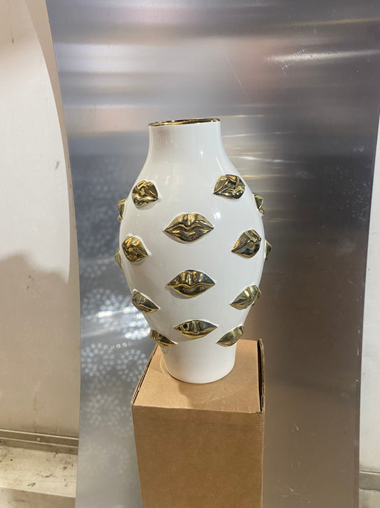 Gold kiss vase