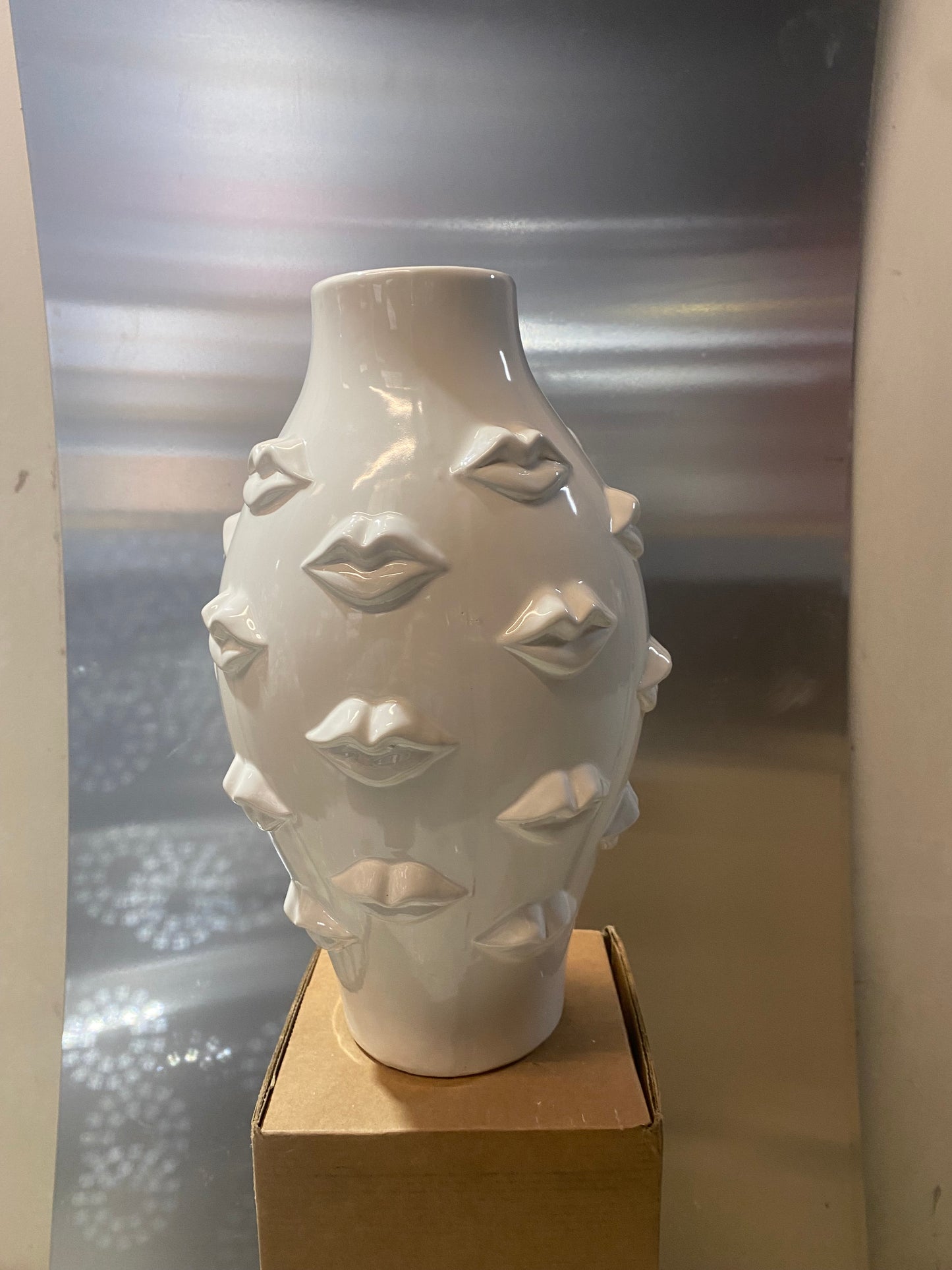 White kiss vase